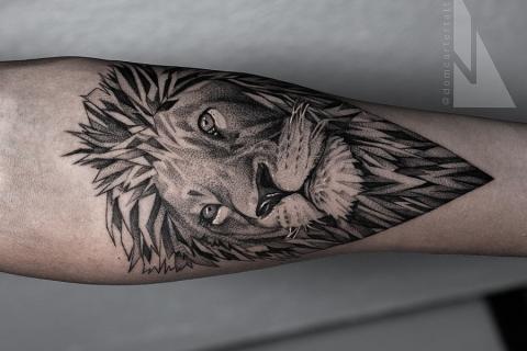 A lion tattoo on the arm. The Thai for "a lion tattoo on the arm" is "รอยสักสิงโตบนแขน".