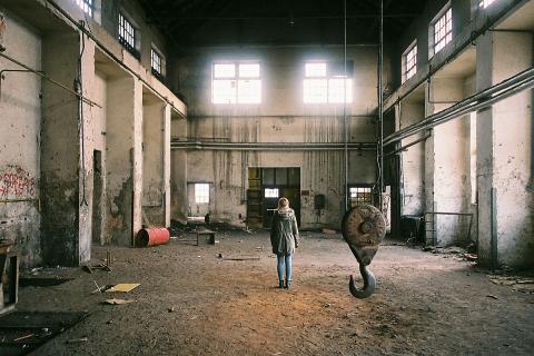 An abandoned factory. The Thai for "an abandoned factory" is "โรงงานร้าง".