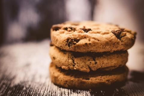 Three cookies. The Thai for "three cookies" is "คุกกี้สามชิ้น".