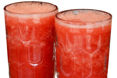 Two glasses of watermelon juice. The Thai for "two glasses of watermelon juice" is "น้ำแตงโมสองแก้ว".