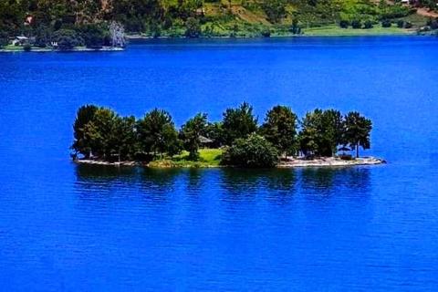 An island in a lake. The Thai for "an island in a lake" is "เกาะในทะเลสาบ".