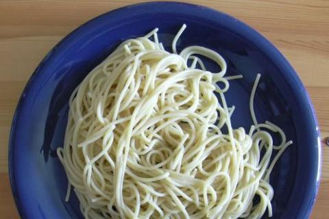 Spaghetti on a blue plate. The Thai for "spaghetti on a blue plate" is "สปาเกตตีบนจานสีน้ำเงิน".