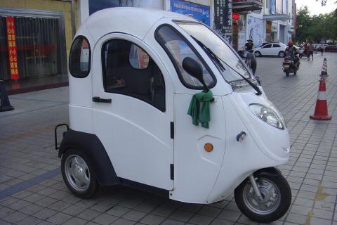 A white three-wheeled car. The Thai for "a white three-wheeled car" is "รถสามล้อสีขาว". A white three-wheeled car. The Thai for "a white three-wheeled car" is "รถสามล้อสีขาว".