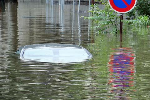 The car was in a flood. The Thai for "the car was in a flood" is "รถยนต์ถูกน้ำท่วม".