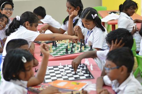 The children are playing chess.. The Thai for "The children are playing chess." is "เด็กๆกำลังเล่นหมากรุก".