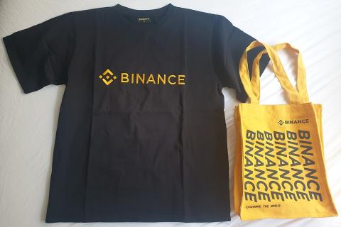 A black t-shirt with a yellow bag. The Thai for "a black t-shirt with a yellow bag" is "เสื้อยืดสีดำกับกระเป๋าสีเหลือง". A black t-shirt with a yellow bag. The Thai for "a black t-shirt with a yellow bag" is "เสื้อยืดสีดำกับกระเป๋าสีเหลือง".