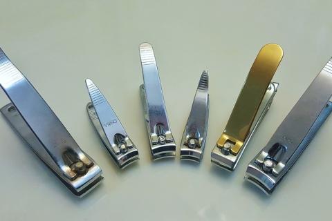Six nail clippers. The Thai for "six nail clippers" is "กรรไกรตัดเล็บหกอัน".