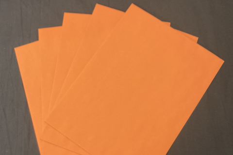 Five orange envelopes. The Thai for "five orange envelopes" is "ซองจดหมายสีส้มห้าซอง".