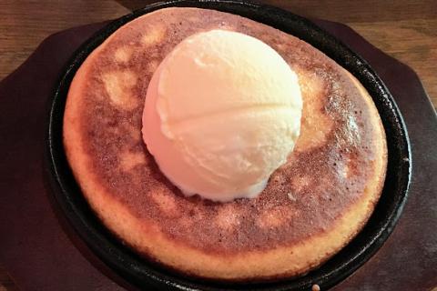 A scoop of ice cream and a pancake. The Thai for "a scoop of ice cream and a pancake" is "ไอศกรีมและแพนเค็ก".