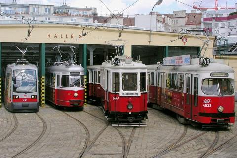 Four trams. The Thai for "four trams" is "รถรางสี่ขบวน".