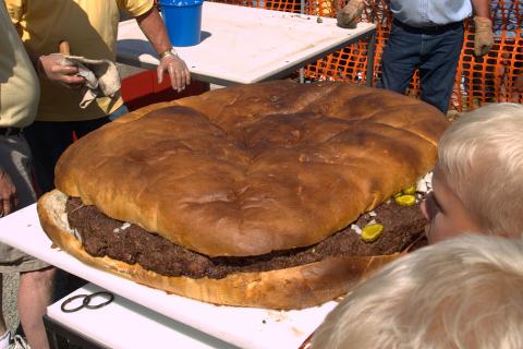 A giant hamburger. The Thai for "a giant hamburger" is "แฮมเบอร์เกอร์ยักษ์".