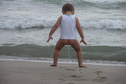 A child peeing on the beach. The Thai for "a child peeing on the beach" is "เด็กปัสสาวะบนชายหาด".