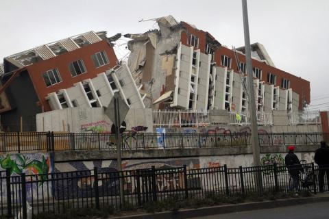 The building was destroyed by an earthquake.. The Thai for "The building was destroyed by an earthquake." is "อาคารถูกทำลายโดยแผ่นดินไหว".