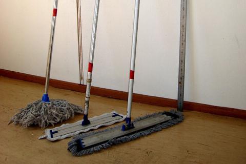 Three types of mops. The Thai for "three types of mops" is "ไม้ถูพื้นสามแบบ".