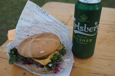 A hamburger and a can of beer. The Thai for "a hamburger and a can of beer" is "แฮมเบอร์เกอร์กับเบียร์หนึ่งกระป๋อง".