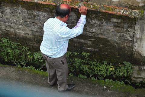 A man is urinating by the roadside.. The Thai for "A man is urinating by the roadside." is "ผู้ชายปัสสาวะข้างทาง".