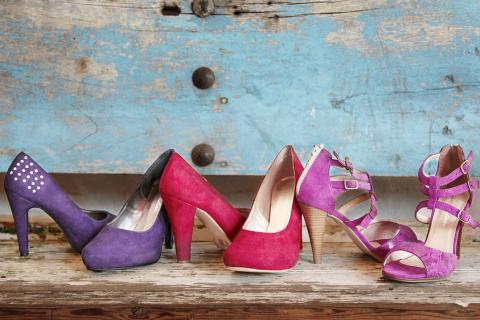 Three pairs of high-heeled shoes. The Thai for "three pairs of high-heeled shoes" is "รองเท้าส้นสูงสามคู่".