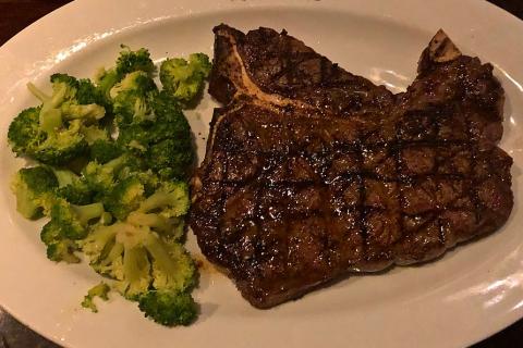 A steak with broccoli. The Thai for "a steak with broccoli" is "สเต็กกับบรอกโคลี".