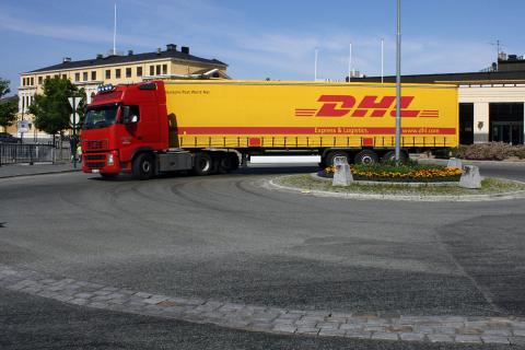 A truck in a roundabout. The Thai for "a truck in a roundabout" is "รถบรรทุกในวงเวียน". A truck in a roundabout. The Thai for "a truck in a roundabout" is "รถบรรทุกในวงเวียน".