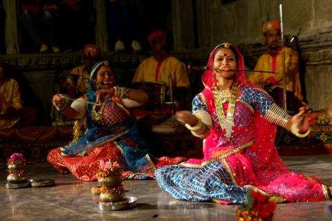 Folk dance. The Thai for "folk dance" is "รำ".