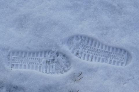 Footprints in the snow. The Thai for "footprints in the snow" is "รอยเท้าในหิมะ".