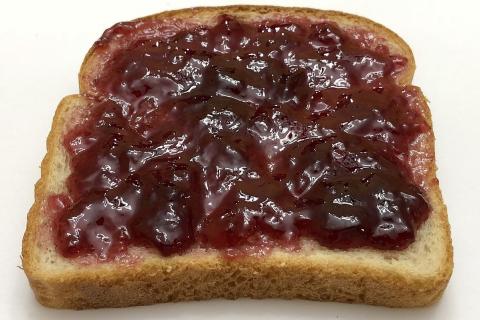 A slice of bread with jam. The Thai for "a slice of bread with jam" is "ขนมปังกับแยม".