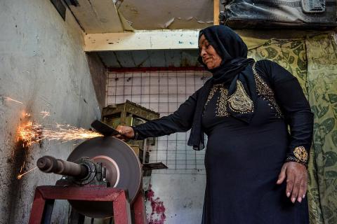 The woman is sharpening a knife. The Thai for "the woman is sharpening a knife" is "ผู้หญิงลับมีด".