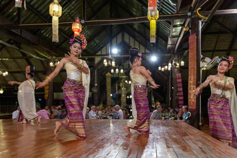 A Thai dance performance. The Thai for "a Thai dance performance" is "การแสดงรำไทย".