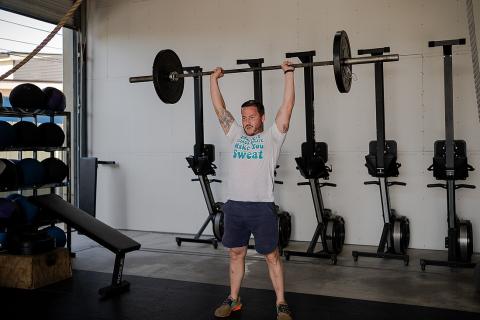 A man in the gym. The Thai for "a man in the gym" is "ผู้ชายในยิม".