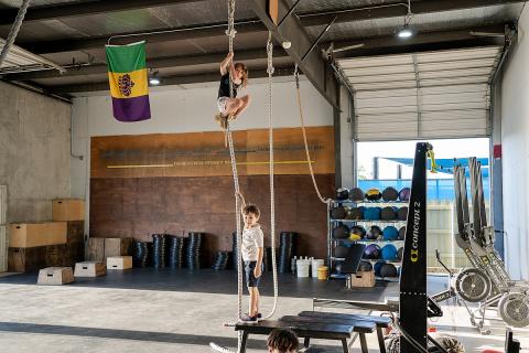 Kids in the gym. The Thai for "kids in the gym" is "เด็กๆในยิม".