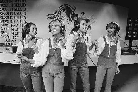 Four women in dungarees. The Thai for "four women in dungarees" is "ผู้หญิงสี่คนในชุดเอี๊ยม".