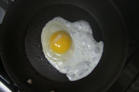 A fried egg in a frying pan. The Thai for "a fried egg in a frying pan" is "ไข่ดาวในกระทะ".