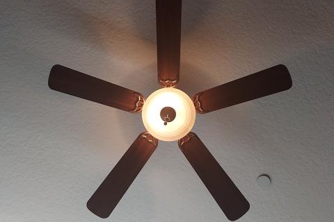 Ceiling fan. The Thai for "ceiling fan" is "พัดลมเพดาน".