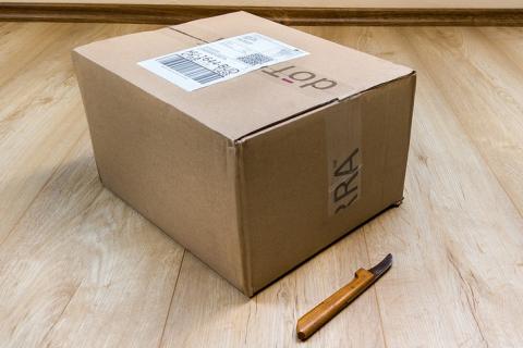 A parcel and a knife. The Thai for "a parcel and a knife" is "กล่องพัสดุและมีด".