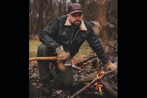 A man with an axe and a bonfire. The Thai for "a man with an axe and a bonfire" is "ผู้ชายกับขวานและกองไฟ".