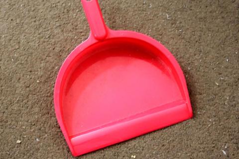 A red dustpan. The Thai for "a red dustpan" is "ที่ตักผงสีแดง".