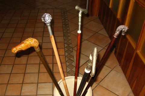 Five walking sticks. The Thai for "five walking sticks" is "ไม้เท้าห้าอัน".