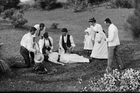 An unconscious woman on the ground. The Thai for "an unconscious woman on the ground" is "ผู้หญิงหมดสติอยู่บนพื้น".