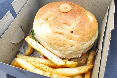 A hamburger with french fries in a box. The Thai for "a hamburger with french fries in a box" is "แฮมเบอร์เกอร์กับเฟรนช์ฟรายในกล่อง".