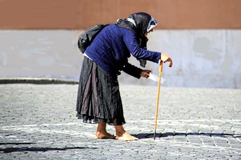 An old woman with a cane. The Thai for "an old woman with a cane" is "หญิงชรากับไม้เท้า".
