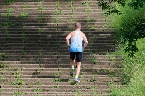 A man running up some stairs. The Thai for "a man running up some stairs" is "ผู้ชายวิ่งขึ้นบันได".