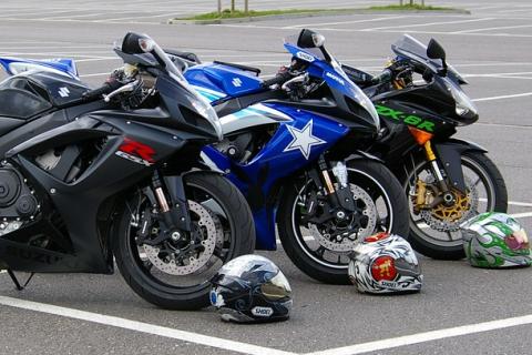 Three motorcycles and three helmets. The Thai for "three motorcycles and three helmets" is "มอร์เตอร์ไซค์สามคันและหมวกกันน็อกสามใบ".