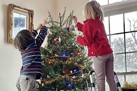 Two kids are decorating a Christmas tree. The Thai for "two kids are decorating a Christmas tree" is "เด็กสองคนแต่งต้นคริสต์มาส".