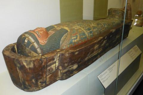Coffin; casket. The Thai for "coffin; casket" is "โลง".