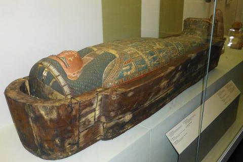 Coffin; casket. The Thai for "coffin; casket" is "โลงศพ".