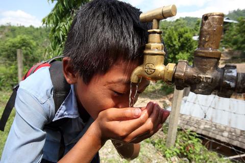 A boy drinks tap water from a tap. The Thai for "a boy drinks tap water from a tap" is "เด็กผู้ชายดื่มน้ำประปาจากก๊อก".