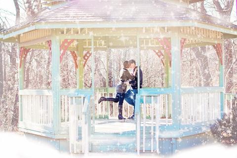 A couple in a gazebo. The Thai for "a couple in a gazebo" is "คู่รักในศาลา".