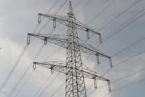 A high voltage electricity pylon. The Thai for "a high voltage electricity pylon" is "เสาไฟฟ้าแรงสูง".