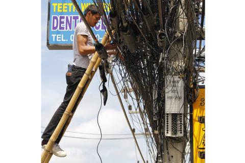 An electrician on a bamboo ladder. The Thai for "an electrician on a bamboo ladder" is "ช่างไฟฟ้าบนบันไดไม้ไผ่".