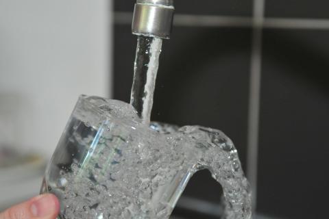 Water supply; tap water. The Thai for "water supply; tap water" is "น้ำประปา". Water supply; tap water. The Thai for "water supply; tap water" is "น้ำประปา".